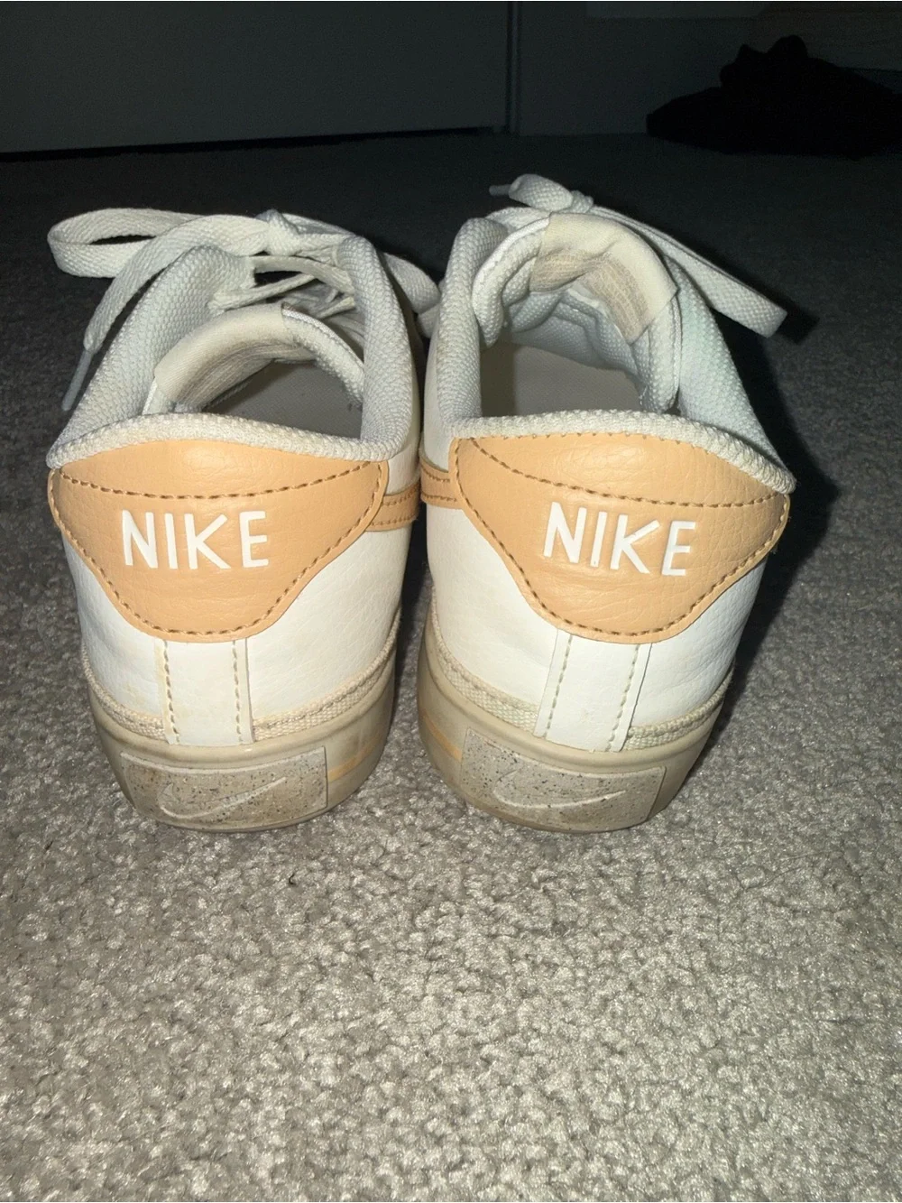 Nike Off-White/Beige Low-Top Sneakers